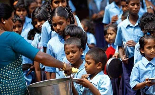 मुस्लिम बहुल स्कूलों में अलग भोजन कक्ष बनाने के निर्देश पर मचा बवाल