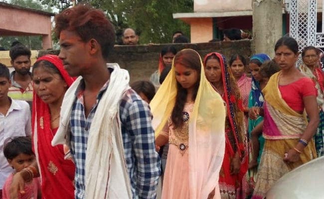 हजारीबाग : झुरझुरी में पकड़े गये प्रेमी युगल की ग्रामीणों ने करायी शादी, लड़के के घर वाले फरार