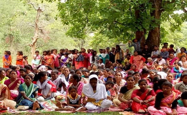 गुमला : अच्छी बारिश के लिए ईसाई समुदाय के हजारों लोगों ने की ईश्वर की प्रार्थना