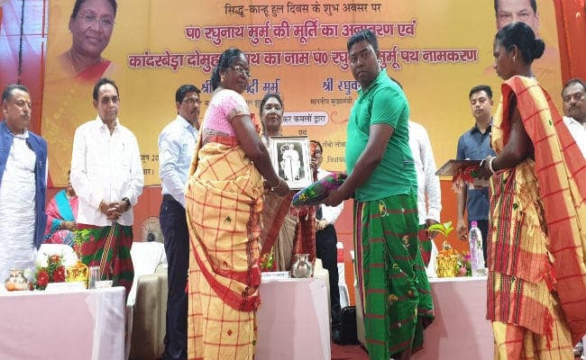 राज्यपाल द्रोपदी मुर्मू ने की ”ओलचिकी” के जनक पं रघुनाथ मुर्मू की प्रतिमा का अनावरण