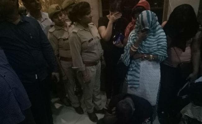 नोएडा: स्पा की आड़ में चल रहा था देह व्यापार, पुलिस ने मारा छापा फिर…