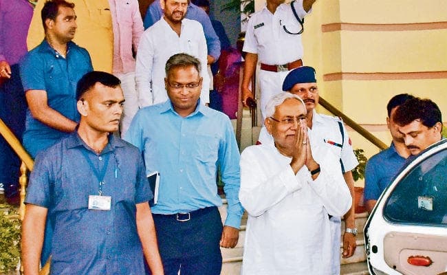 चमकी बुखार : बच्चों की मौत पर दोनों सदनों में हंगामा, सीएम बोले, पीड़ित इलाके के सभी परिवारों को मिलेगा योजनाओं का लाभ चमकी बुखार : बच्चों की मौत पर दोनों सदनों में हंगामा, सीएम बोले, पीड़ित इलाके के सभी परिवारों को मिलेगा योजनाओं का लाभ