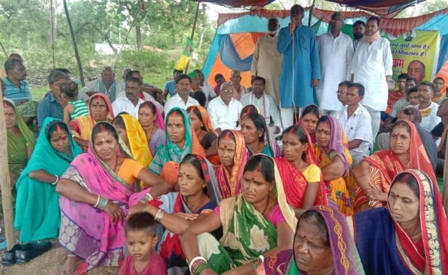 चलकुशा : दशरा रेल्वे हॉल्ट के पास आठ सूत्री मांगो को लेकर झाविमो का धरना प्रदर्शन