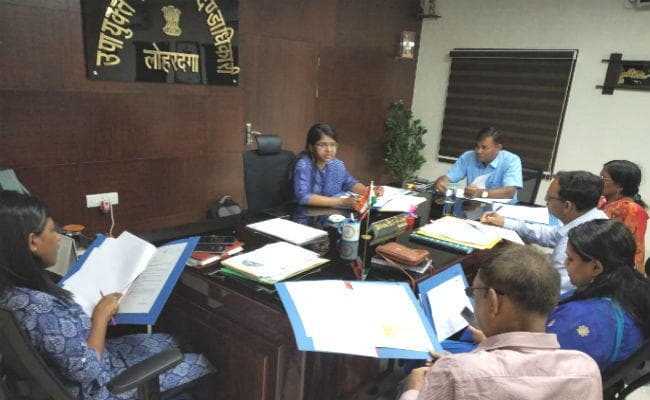 लोहरदगा : नक्सली हिंसा में मारे गये लोगों के परिजनों को नौकरी देने को लेकर बैठक