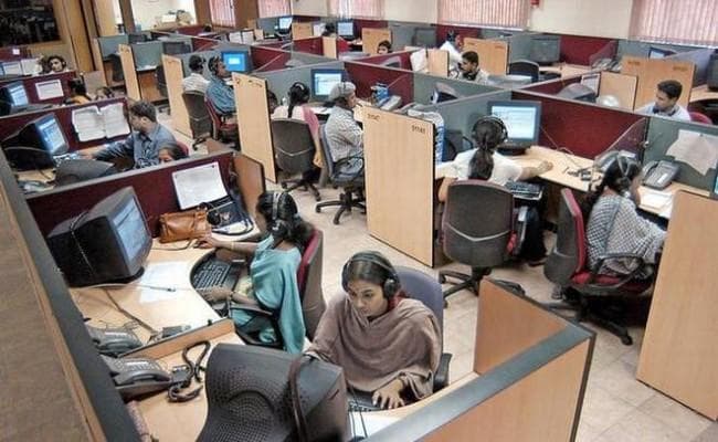 बिक्री में सुस्ती से एक साल में पहली बार सर्विस सेक्टर की गतिविधियों में आयी गिरावट