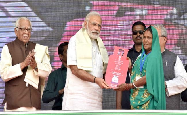 उज्ज्वला योजना के तहत यूपी में 1.32 करोड़ से अधिक गैस कनेक्शन बांटे गये