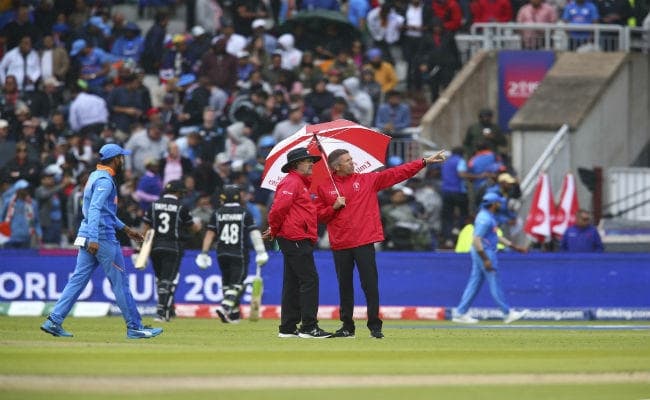#INDvNZ : बारिश के कारण भारत-न्यूजीलैंड सेमीफाइनल मैच सस्पेंड, रिजर्व डे में जहां रुका था वहीं से शुरू होगा मैच