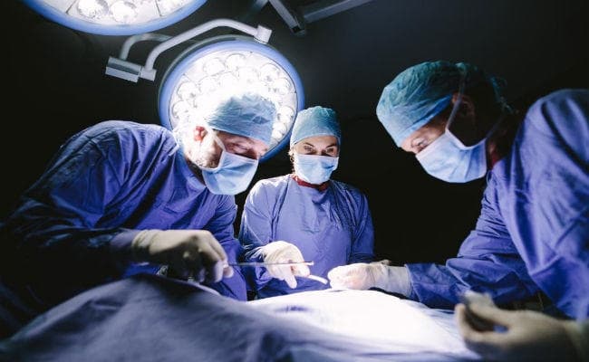 Rare Disorder से पीड़ित युवक के शरीर से डॉक्टरों ने निकाला यूटेरस, फेलोपियन ट्यूब और वजाइना