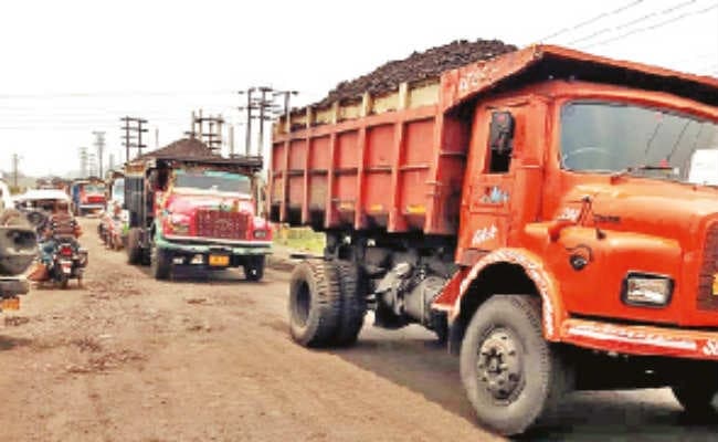 ट्रांसपोर्टिंग ठप कर रोड की मरम्मत के लिए विरोध प्रदर्शन