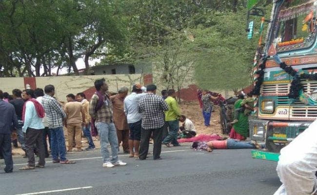 गुजरात : तेज रफ्तार ट्रक ने ऑटोरिक्शा और मोटरसाइकिल को मारी टक्कर, 3 बच्चों समेत 11 की मौत