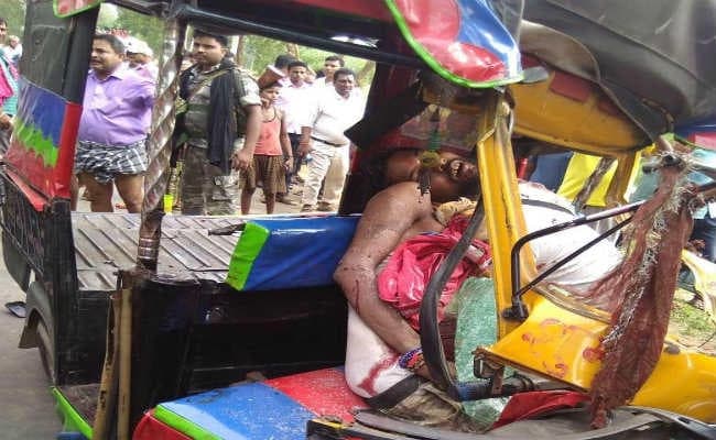 खड़े कंटेनर से टकराया ऑटो, हादसे में दो श्रद्धालु की मौत, 11 घायल