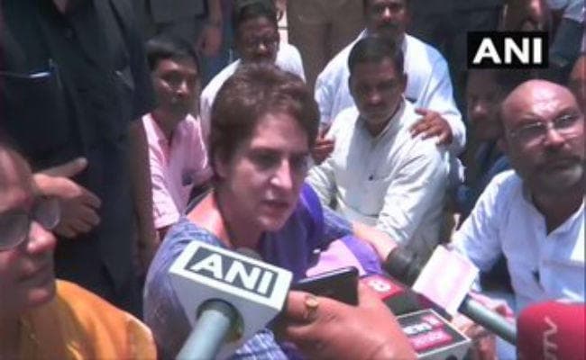 प्रियंका गांधी को सोनभद्र जाने से रोका, धरने पर बैठीं तो हिरासत में लिया, राहुल बोले- यह कार्रवाई परेशान करने वाली