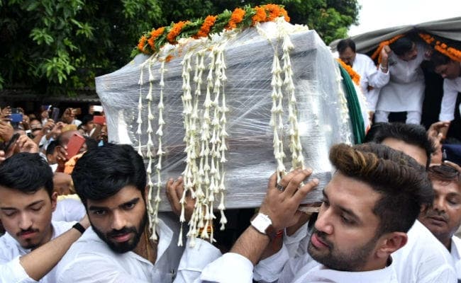 LJP कार्यालय में रखा गया रामचंद्र पासवान का पार्थिव शरीर, पहुंचे कई राजनेता, रामविलास पासवान बोले…