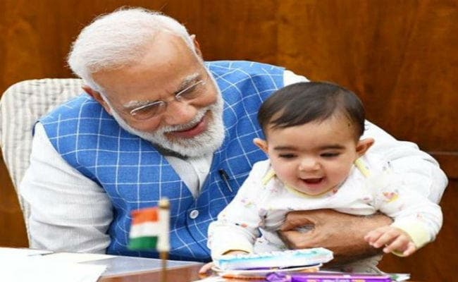 PM Modi से संसद में मिलने आया ”खास दोस्त”, तस्वीरें VIRAL