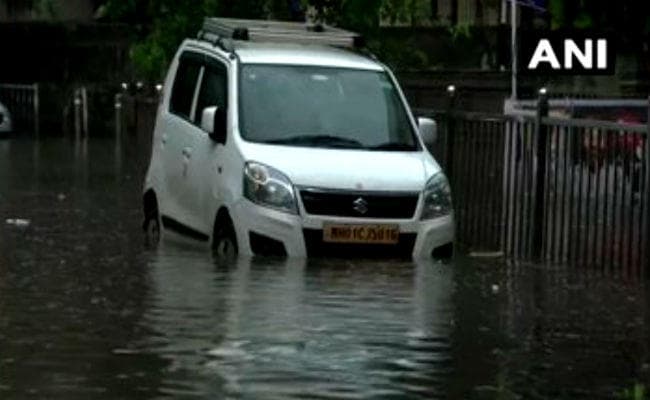 महाराष्ट्र: मुंबई में फिर से ”आफत” की बारिश, ट्रेनें फंसी, हवाई यात्रा में बाधा , जनजीवन अस्त-व्यस्त