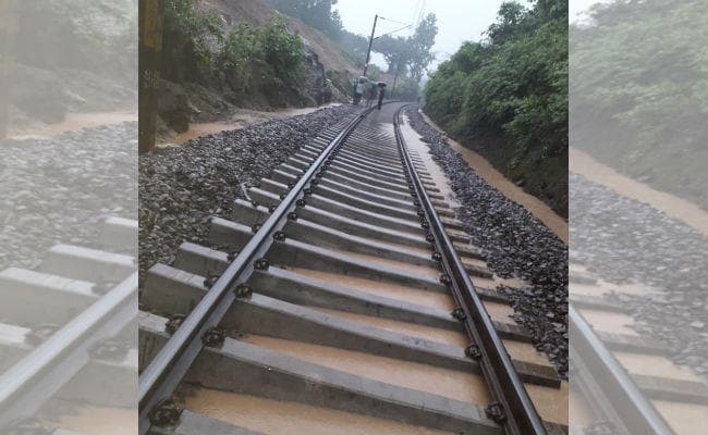 हटिया-ओड़गा रेलखंड : रेलवे ट्रैक पर पानी भरने से मरम्मत का कार्य प्रभावित