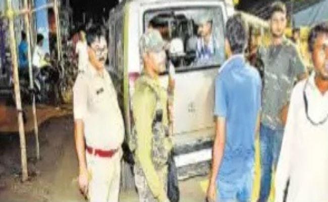 भोजपुरी सुपरस्टार खेसारी लाल के कार्यक्रम में हंगामा, पथराव