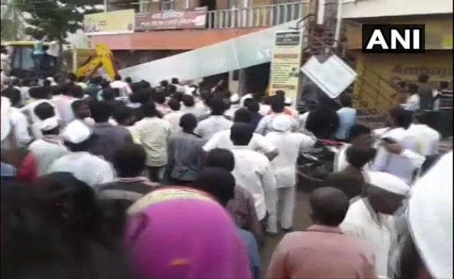 सोलापुर में महाराष्ट्र बैंक की छत गिरी, मलबे में कई लोग फंसे, राहत एवं बचाव कार्य जारी सोलापुर में महाराष्ट्र बैंक की छत गिरी, मलबे में कई लोग फंसे, राहत एवं बचाव कार्य जारी