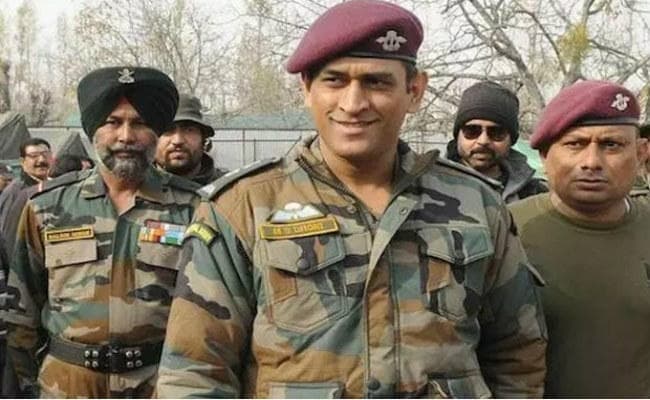 आतंकवाद प्रभावित दक्षिण कश्मीर में सेना के साथ जुड़े एमएस धौनी