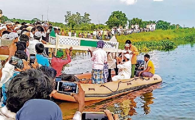 अररिया : …..जब बोट से जनाजे को कब्रिस्तान ले गये ग्रामीण