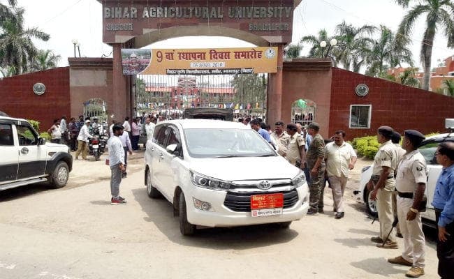 भागलपुर : BAU के स्थापना दिवस समारोह में छात्रों ने कृषि मंत्री को जाने से रोका