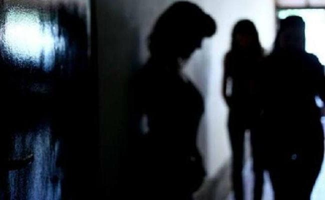 फ्लाइट से लड़कियों को बुलाकर इंजीनियर ऑनलाइन चला रहा था यह रैकेट, होटलों की छापेमारी में हुआ पर्दाफाश…