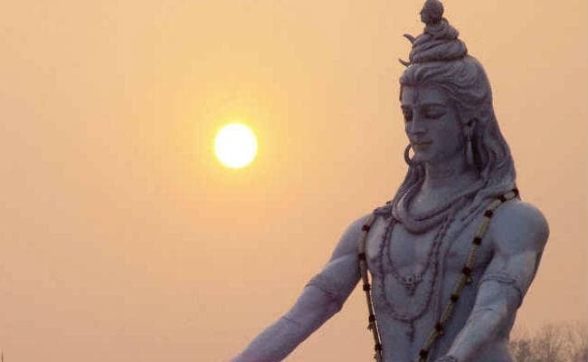 जीवन में मान-सम्मान पाना है, तो भगवान शिव की करें उपासना