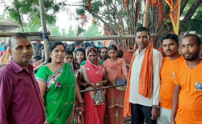 सावन की अंतिम सोमवारी पर 500 मीटर ऊंचे पर्वत पर बुढ़वा महादेव मंदिर में उमड़ी भक्तों की भीड़
