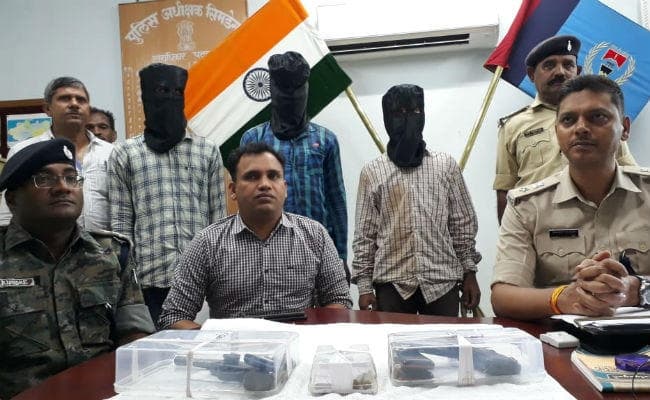 सिमडेगा : पीएलएफआई के तीन नक्सली गिरफ्तार, हथियार भी बरामद