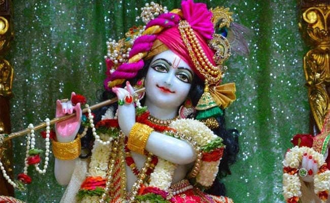 जन्माष्टमी की धूम, मंदिरों में जुटी श्रद्धालुओं की भीड़