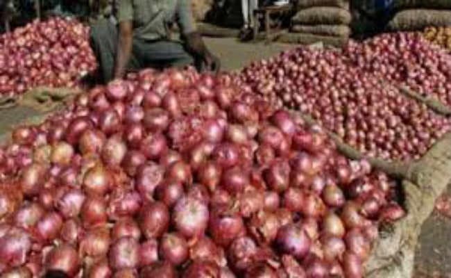 प्याज की कीमत निकाल रहे आंसू