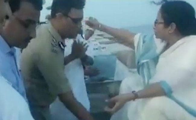 ममता का पैर छूते आइजी का VIDEO वायरल, विजयवर्गीय का तंज – ये कैसी व्यवस्था, कैसा लोकतंत्र ?