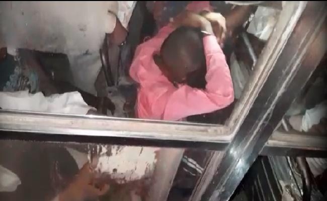 मॉब लिंचिंग : बच्चा चोरी के आरोप में चलती बस में युवक की पिटाई, देखें… VIDEO