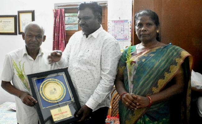 बीमार सिलवानुस नहीं पहुंच पाये खेल दिवस कार्यक्रम में, तो खेल मंत्री ने घर पहुंचकर किया सम्मानित