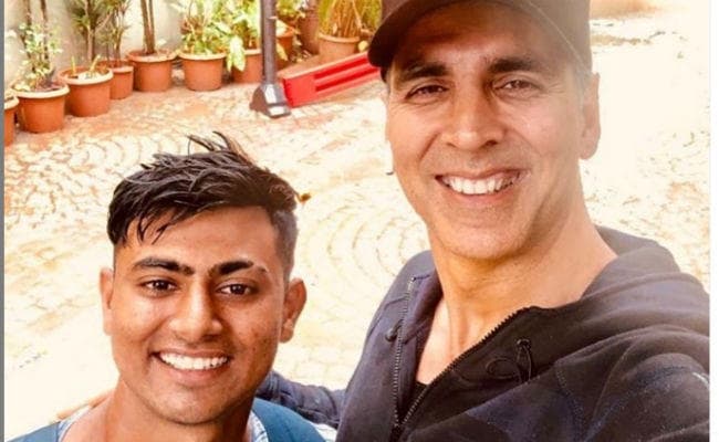 अक्षय कुमार से मिलने जब 900 किमी पैदल चलकर मुंबई पहुंचा ”जबरा” फैन