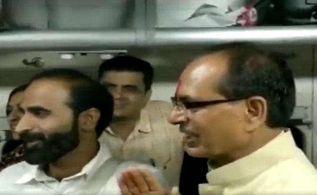 मध्य प्रदेश के पूर्व सीएम शिवराज सिंह चौहान ने चलती ट्रेन में गाया भजन, ट्वीट किया वीडियो