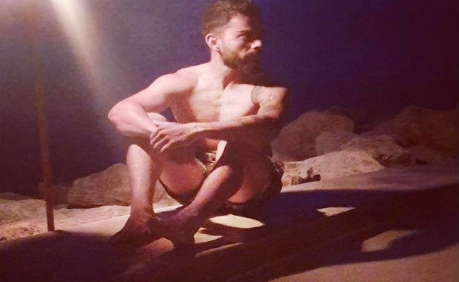 कोहली हुए शर्टलेस, तो फैन्‍स ने पूछा, – क्‍या आपका भी कट गया चालान ?