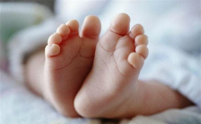 मालदा में आर्थिक तंगी से जूझ रहे माता-पिता ने बच्ची को बेचा