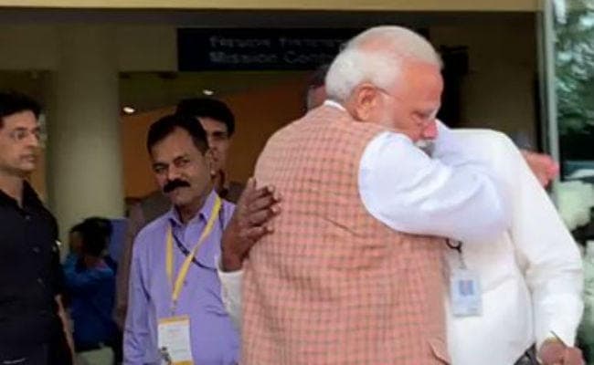 VIDEO: देखें कैसे सिवन को गले लगाकर भावुक हुए पीएम मोदी, इसरो अध्यक्ष के छलक पड़े आंसू