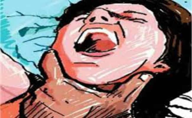 नशीला पदार्थ खिलाकर विवाहिता की हत्या, पिता ने दामाद सहित आठ लोगों पर कराया मामला दर्ज नशीला पदार्थ खिलाकर विवाहिता की हत्या, पिता ने दामाद सहित आठ लोगों पर कराया मामला दर्ज