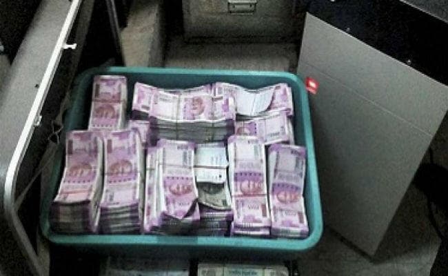 कोलकाता में एक करोड़ रुपये के साथ व्यक्ति गिरफ्तार