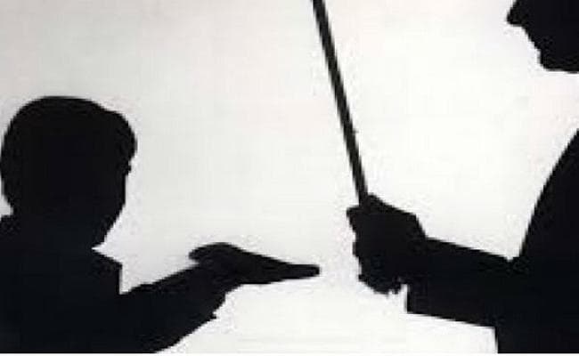 फीस जमा नहीं करने पर प्रधानाचार्य ने छात्र को पीटा, शिक्षक पिता ने वेतन मिलने के बाद कही थी फीस देने की बात