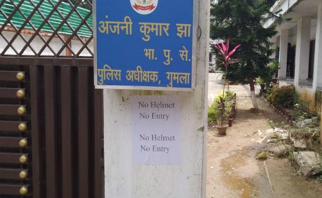 गुमला : एसपी के आवासीय कार्यालय में नो हेलमेट, नो इंट्री, प्रदूषण जांच के लिए लंबी कतार
