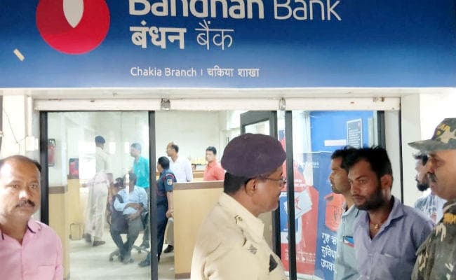 पूर्वी चंपारण : बंधन बैंक से अपराधियों ने लूटे 11 लाख रुपये, बैंक में घुसते ही कहा- ””…डरे नहीं, हम बैंक लूटने आये हैं””