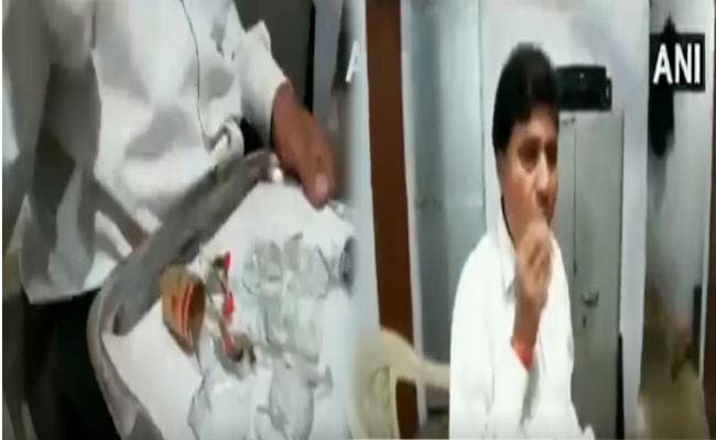 मध्य प्रदेश: पिछले 40 साल से ”कांच” खा रहा है ये आदमी, देखें VIDEO