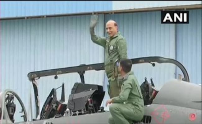 राजनाथ सिंह ने स्वदेशी लड़ाकू विमान तेजस में भरी उड़ान, ऐसा करने वाले पहले रक्षा मंत्री