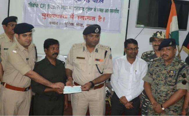10 लाख के इनामी नक्सली भूषण ने किया सरेंडर, डीआईजी बोले- नक्सली सरेंडर करें, नहीं तो मारे जायेंगे