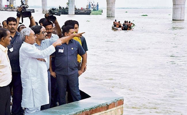 नीतीश ने पटना में उफनायी गंगा का किया निरीक्षण, कहा- सचेत रहने की जरूरत, आज बक्सर से पटना तक करेंगे एरियल सर्वे