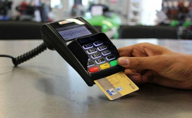 वाहन चालकों को एक और झटका : अब पेट्रोल पंपों पर क्रेडिट कार्ड से भुगतान करने पर नहीं मिलेगी कोई छूट