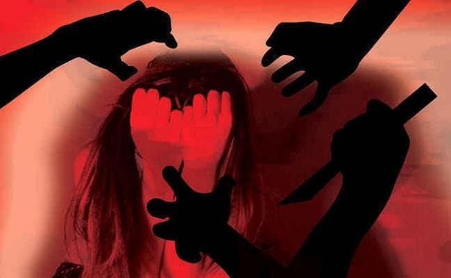 हथियार के बल पर नाबालिग के साथ सामूहिक दुष्कर्म, दुष्कर्मियों ने पिता की हत्या की भी दी धमकी